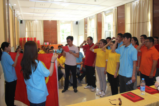 公司團(tuán)委組織團(tuán)員重溫入團(tuán)誓詞暨趣味運動活動